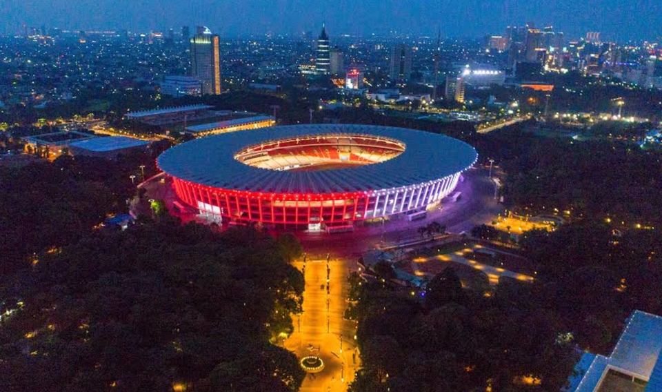 Stadion Utama Gelora Bung Karno dari udara pada malam hari