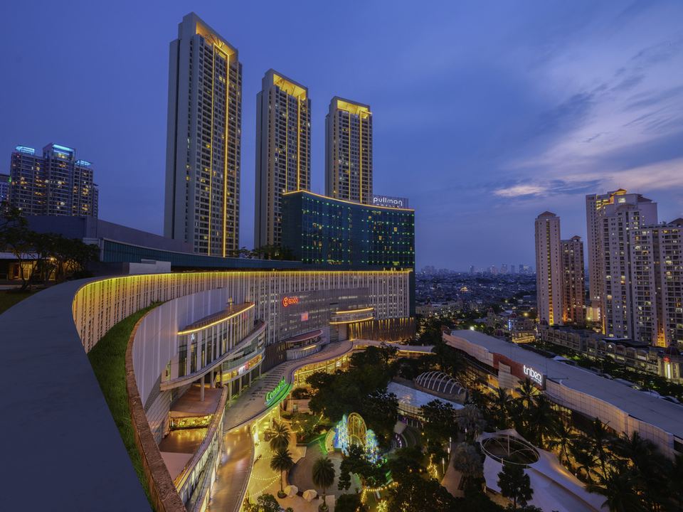Pullman Jakarta Central Park pada malam hari